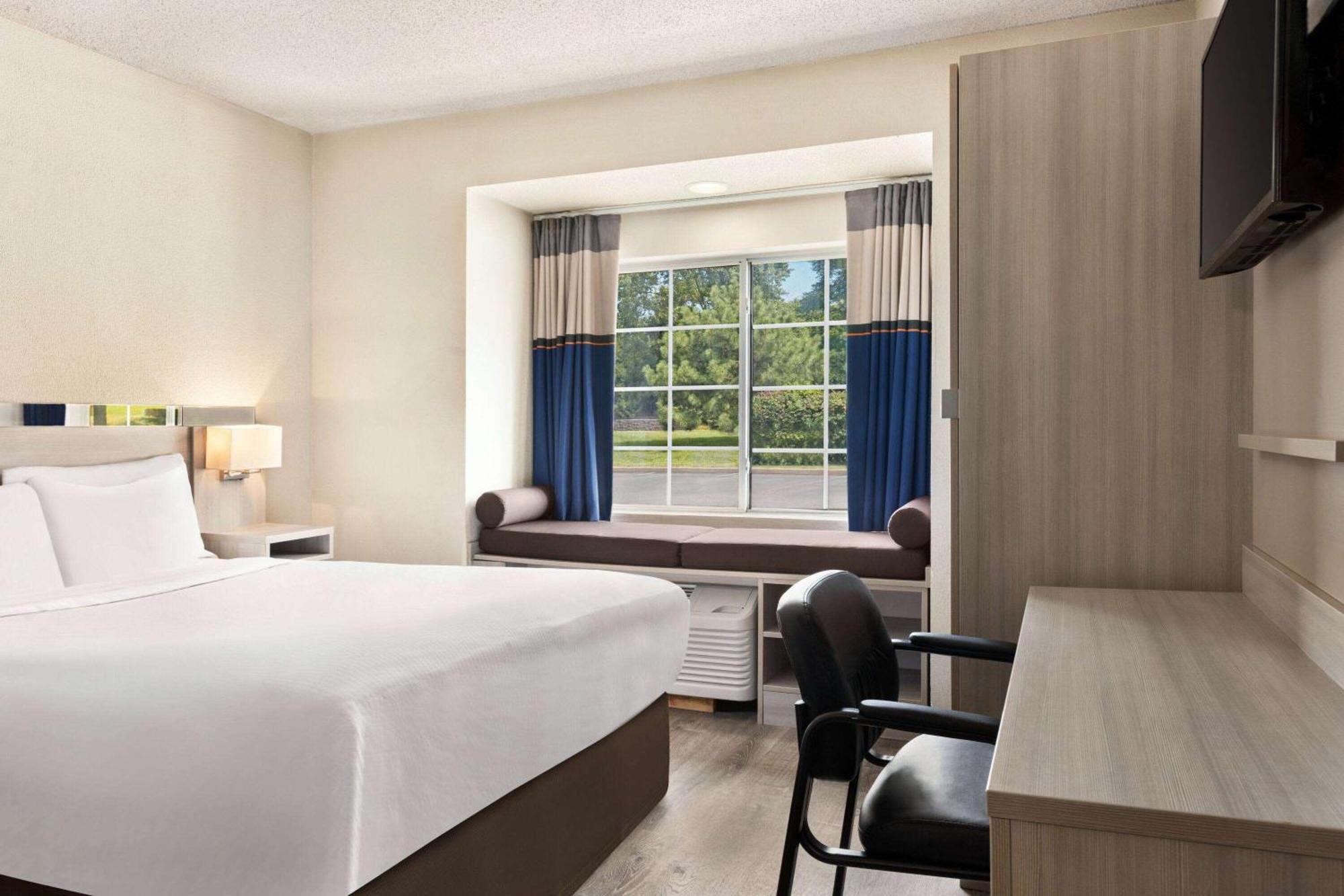 Microtel Inn & Suites By Wyndham Florence/Cincinnati Airpo Exterior photo